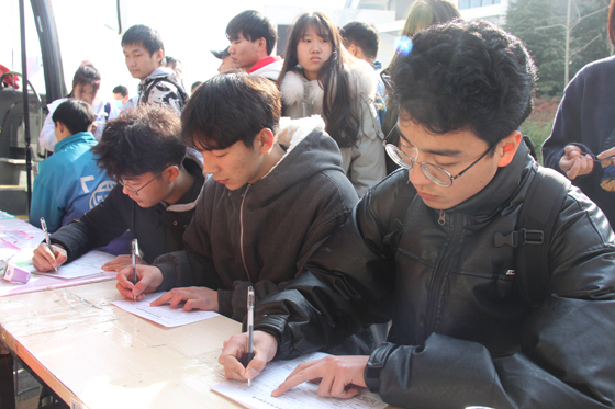 飛揚熱血青春 匯集愛心洪流——安康學(xué)院積極開展冬季獻(xiàn)血活動