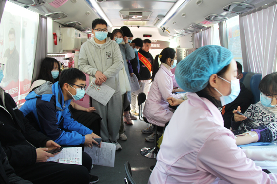 飛揚熱血青春 匯集愛心洪流——安康學(xué)院積極開展冬季獻(xiàn)血活動