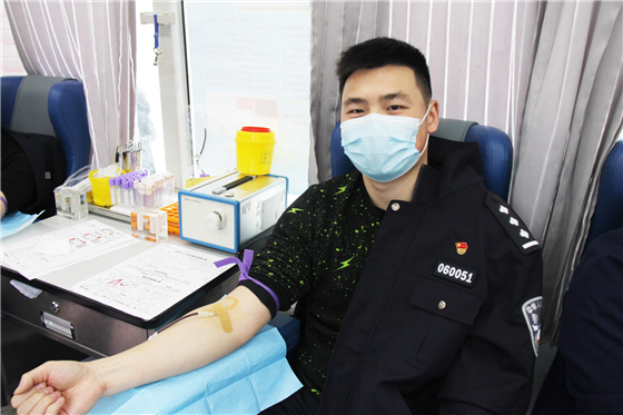人民警察一心為民，捋袖捐血鐵血柔情——安康市公安局積極開展冬季獻血活動