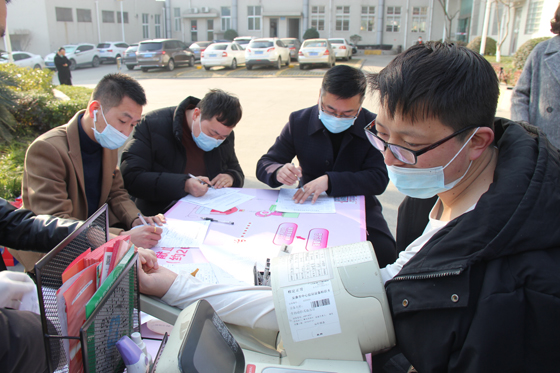 血液是生命的禮物——中國聯(lián)通安康市分公司、安康大數(shù)據(jù)運(yùn)營有限公司聯(lián)合開展冬季應(yīng)急獻(xiàn)血活動