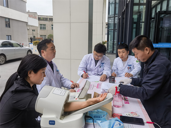 一“臂”之力，踐行醫(yī)者擔(dān)當(dāng)——安康市中心血站聯(lián)合漢濱區(qū)第三人民醫(yī)院開展無(wú)償獻(xiàn)血活動(dòng)