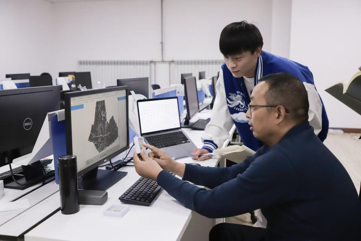 安陽師范學(xué)院甲骨文信息處理教育部重點(diǎn)實驗室，劉永革正在給學(xué)生講甲骨文。受訪者供圖