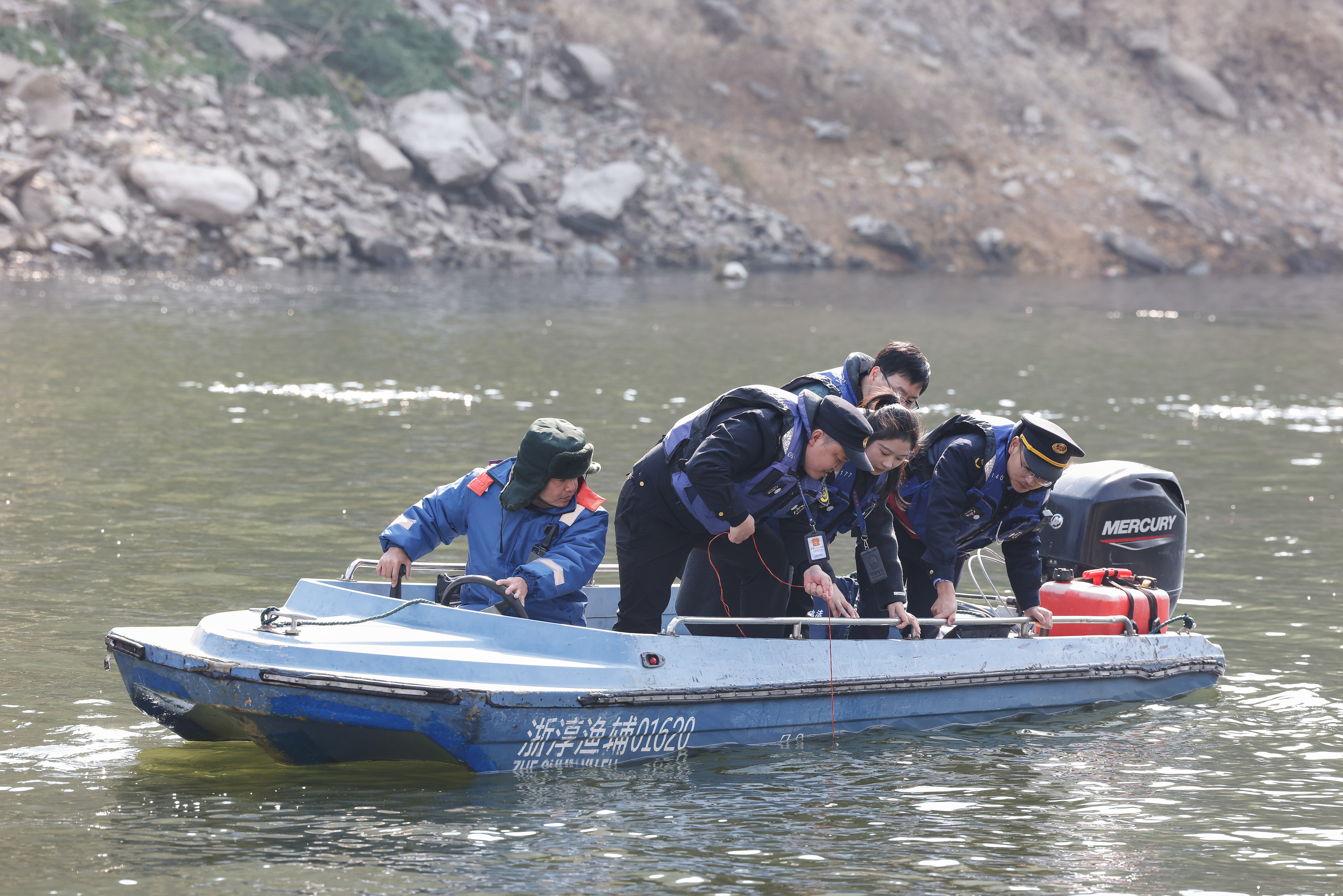 2025年12月4日，浙江杭州淳安縣與安徽黃山歙縣紀檢監(jiān)察干部及綜合行政執(zhí)法人員對浙皖交界的新安江鳩坑口水域進行常態(tài)化巡河，共同保護漁業(yè)資源和水域生態(tài)環(huán)境。