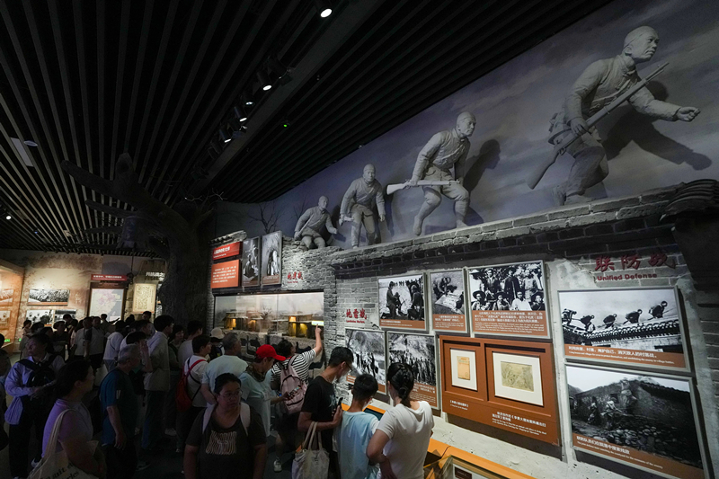 2025年7月8日，參觀者在中國人民抗日戰(zhàn)爭紀念館參觀《為了民族解放與世界和平》主題展覽。