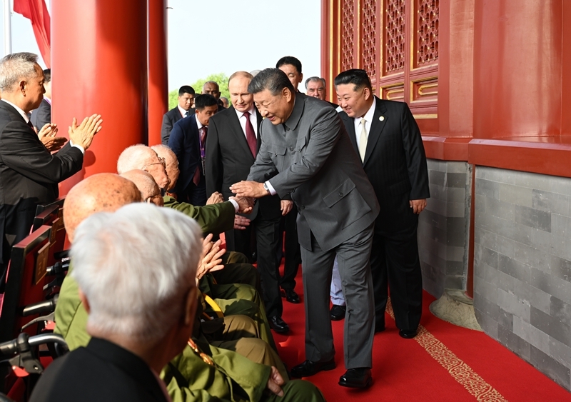 2025年9月3日，習近平總書記同抗戰(zhàn)老戰(zhàn)士老同志代表親切握手，向他們表示崇高敬意。