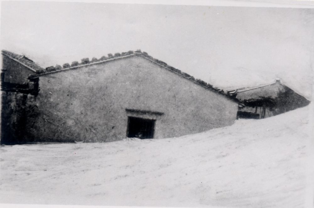 昔日的東山島風(fēng)沙掩埋部分村民村舍（資料照片）。