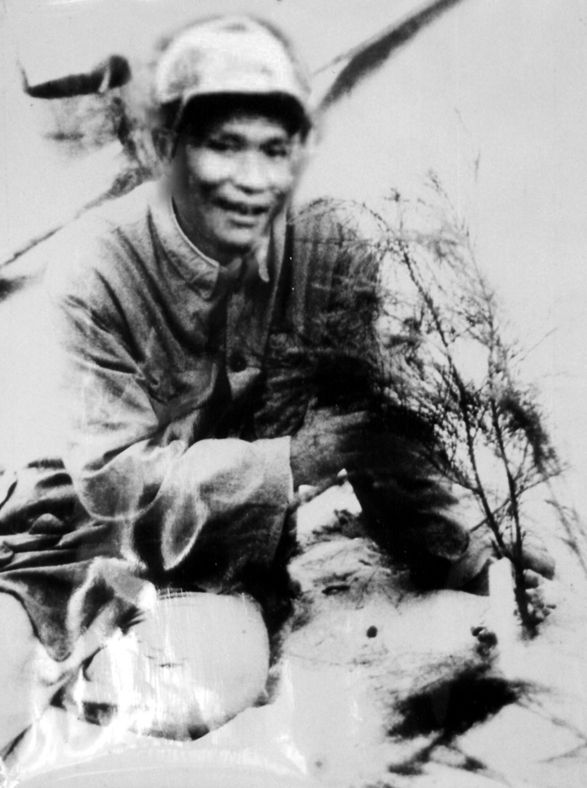 谷文昌與試種成活的木麻黃（資料照片）。