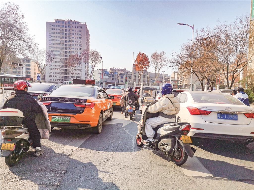 “多車”混行的機(jī)動車道