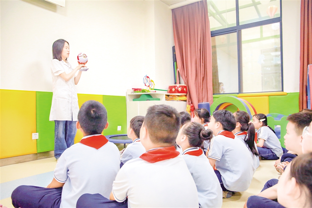 醫(yī)生向?qū)W生們科普護眼知識