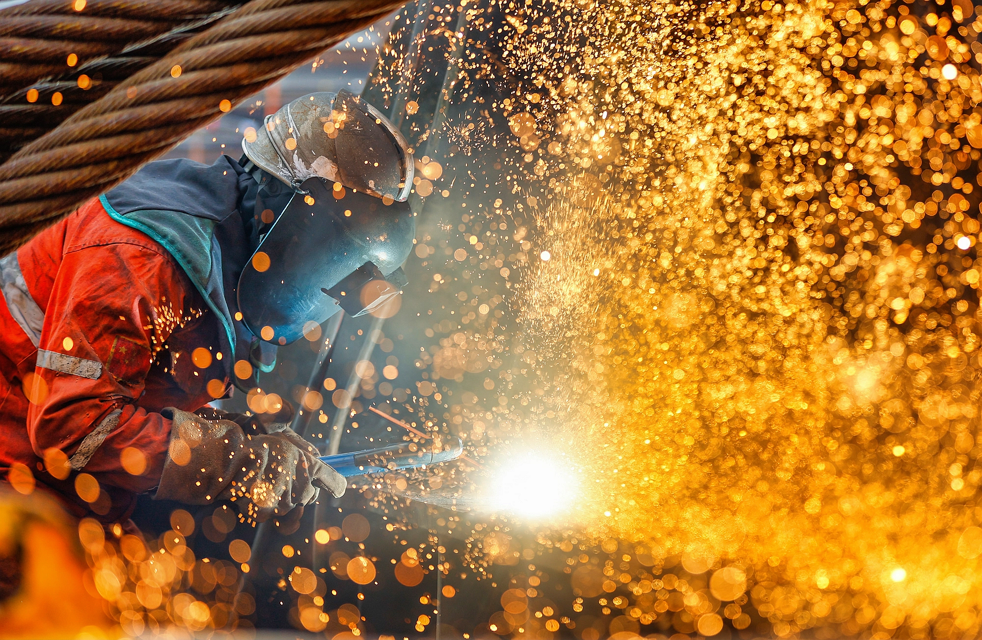 △ 2026年1月29日，在天津市濱海新區(qū)，海上油氣平臺建設工人進行現(xiàn)場施工。