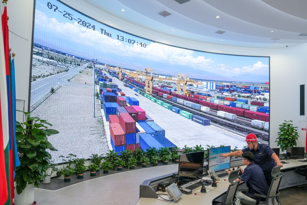 △ 在中哈（連云港）物流合作基地，工作人員通過(guò)“中哈物流場(chǎng)站”信息化跟蹤系統(tǒng)查看集裝箱運(yùn)輸情況（2024年7月25日攝）。
