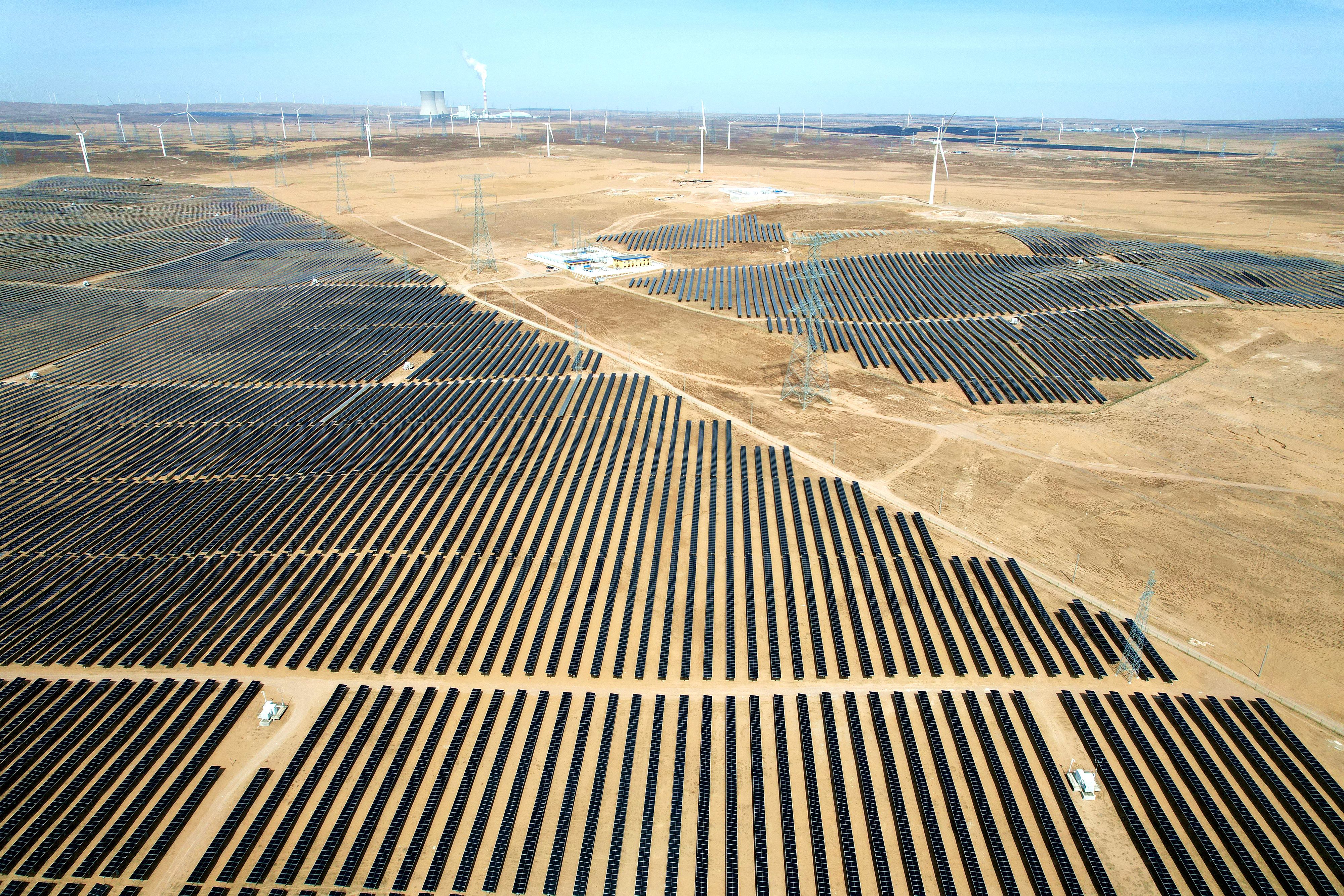 2026年3月18日，寧夏銀川，在靈武市白土崗鄉(xiāng)的一處光伏產(chǎn)業(yè)基地，成片的太陽能光伏板匯成一片“藍色海洋”。